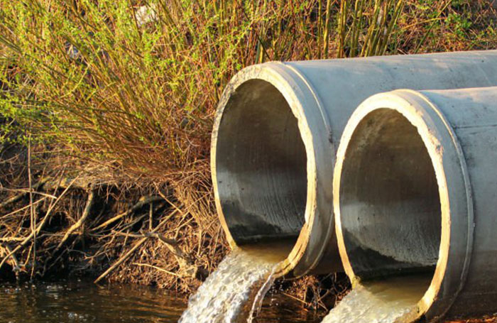 Déversement eaux pluviales ou eaux usées traitées dans la nature.